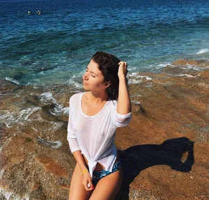 Souriante Laura
